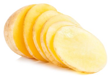 Dilimlenmiş patates. Beyaz arka planda izole edilmiş çiğ patates sebzeleri kes.. 