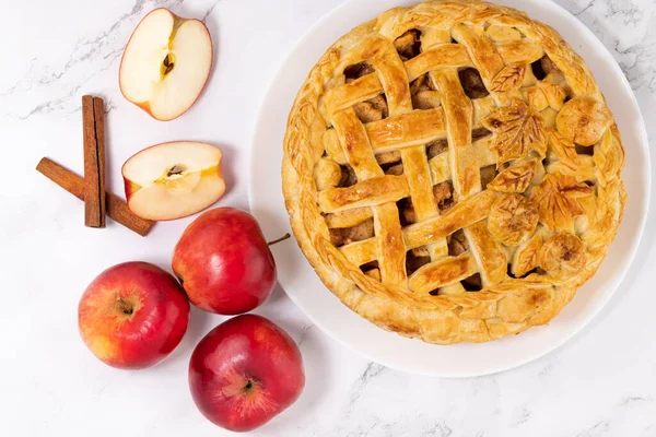 Apfelkuchen Und Gewürze Zimt Und Sternanis Und Rote Äpfel Ansicht — Stockfoto