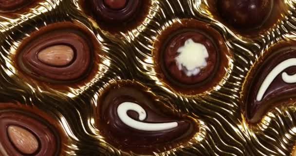 Czekoladowe Cukierki Pudełku Czekoladowe Cukierki Obracają Się Super Wolny Ruch — Wideo stockowe