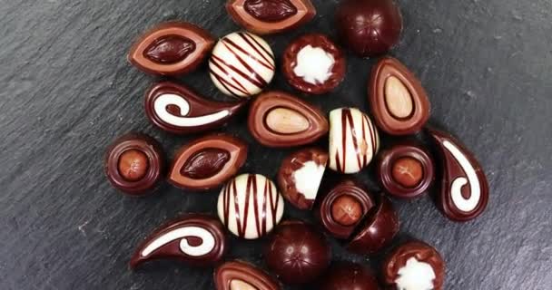 Caramelos Chocolate Girando Sobre Fondo Oscuro Super Cámara Lenta — Vídeos de Stock