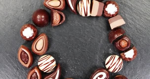 Caramelos Chocolate Girando Sobre Fondo Oscuro Super Cámara Lenta — Vídeos de Stock