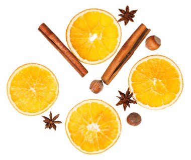 Kurutulmuş portakal dilimleri, tarçın çubukları ve beyaz arka planda izole edilmiş yıldız anason..
