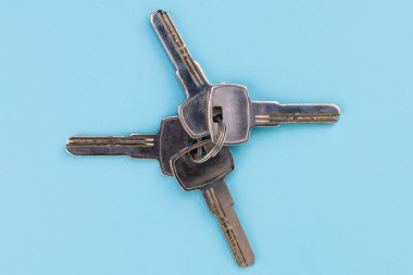 mavi arkaplanda anahtarlar, kopyalama alanı olan üst görünüm.