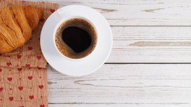 Taze kruvasan ve açık ahşap arka planda fotokopi alanı olan kahve..