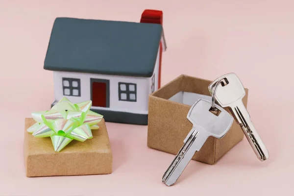 Schlüssel Einem Geschenkkarton Und Ein Haus Auf Beigem Hintergrund Stockbild
