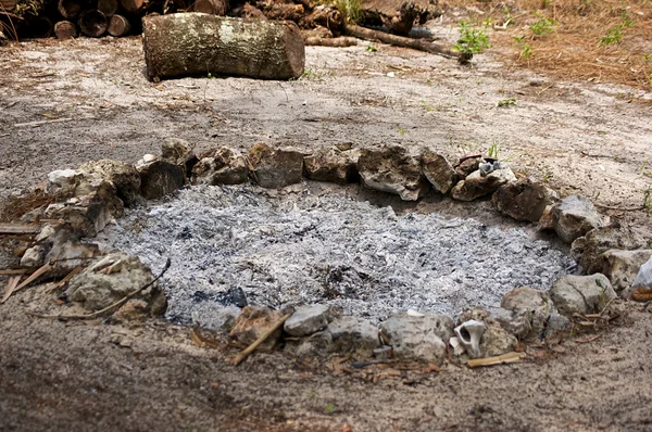 ateş çukuru ile yanmış kül dolu.