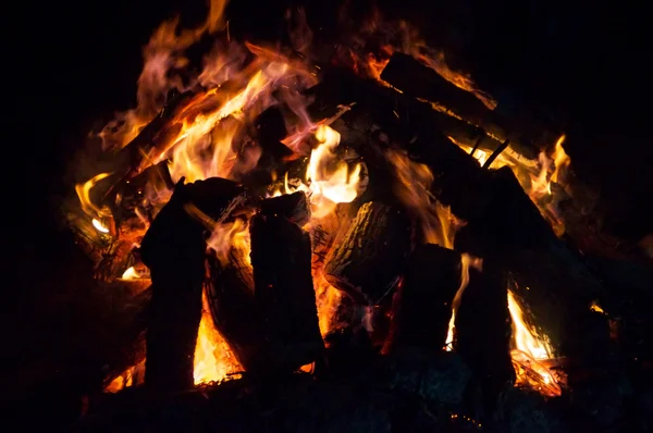 Gran chimenea de roble campamento — Foto de Stock