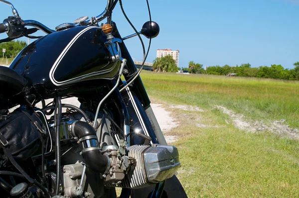 Motocicleta antigua en camino de tierra — Foto de Stock