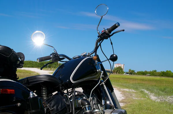 Винтажный мотоцикл на грунтовой дороге — стоковое фото