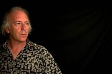 karanlığa sola bakan adam