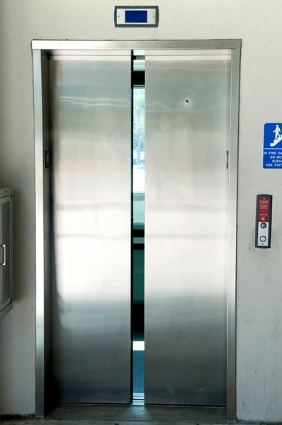 Stainless steel elevator doors closing — Stock Photo, Image