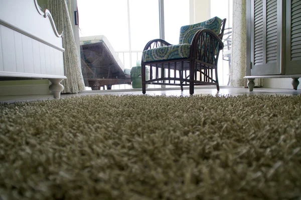 Niedriger Blickwinkel auf Teppich auf dem Boden — Stockfoto