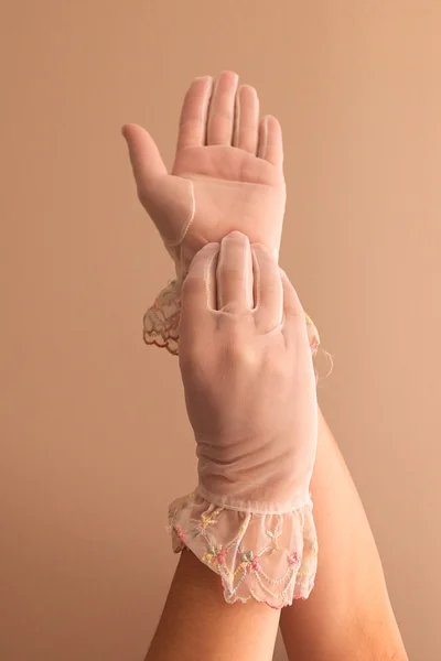ヴィンテージのモデリング女性の手が手袋を通して見る — ストック写真