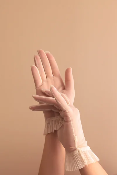 Manos femeninas ajustando guantes escarpados vintage —  Fotos de Stock