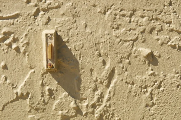 Dzwonek do drzwi w ścianie jak zdobiony sztukaterią z cienia i kopiować miejsca — Zdjęcie stockowe