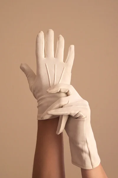 Woman modeling vintage formal white knit gloves — Stock Photo, Image