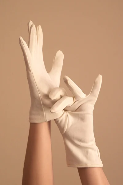 Vrouw modellering vintage brei witte handschoenen — Stockfoto