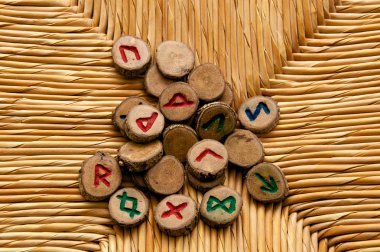 Kehanet Runes rattan yüzeyi