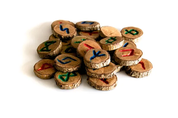 Ručně vyřezávané a malované dřevěné dubové runy — Stock fotografie