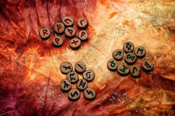 Uppsättning av runor uppdelad i aetts på melerat färgglada tyg — Stockfoto