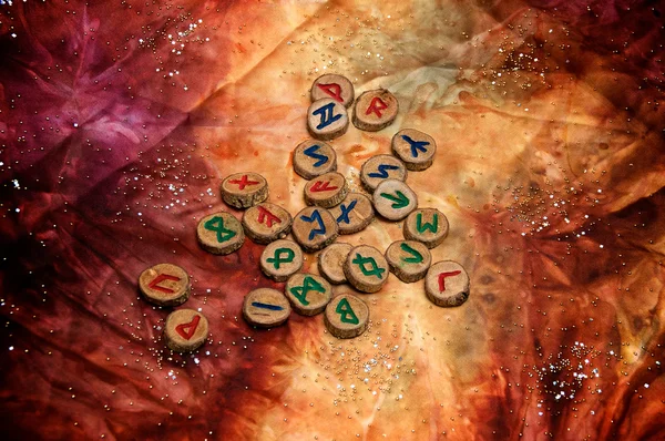 Renkli mistik kumaş üzerine ahşap viking rünleri — Stok fotoğraf