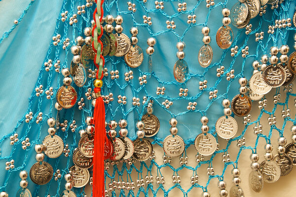 Синяя винтажная юбка танцовщицы живота с красной кисточкой
