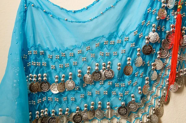 Rok penari perut gipsi biru dengan tassel merah — Stok Foto