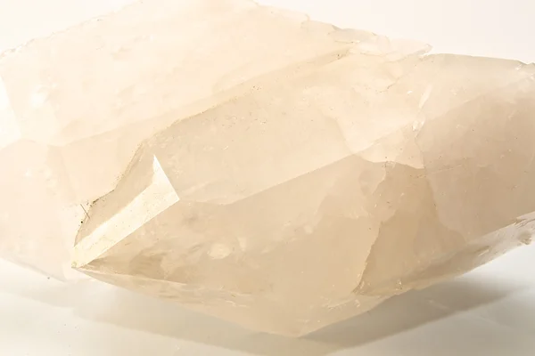 Μεγάλο διπλό επισήμανε σαφές κρύσταλλο χαλαζία πάνω από λευκό — Φωτογραφία Αρχείου