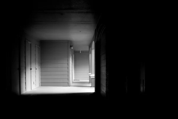 Σκοτεινός διάδρομος οδηγεί στο εξωτερικό φως — Φωτογραφία Αρχείου