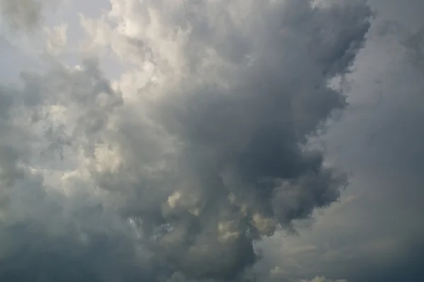 Nubi di tempesta si riuniscono sopra la Florida sud-occidentale — Foto Stock