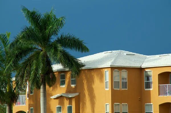 白色的屋顶上橙色的建筑 — 图库照片