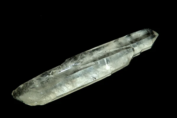 Fragmento de cristal de quartzo sobre preto — Fotografia de Stock