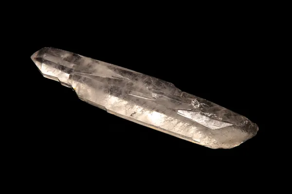 Quarzkristall über Schwarz — Stockfoto