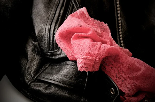 Koronkowe majtki i czarną skórzaną kurtkę — Zdjęcie stockowe