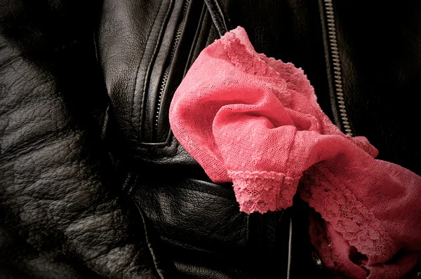 Encaje rosa bragas y chaqueta de cuero —  Fotos de Stock