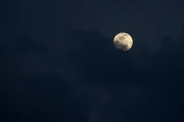 Full moon obscured by clouds — Stock Photo, Image