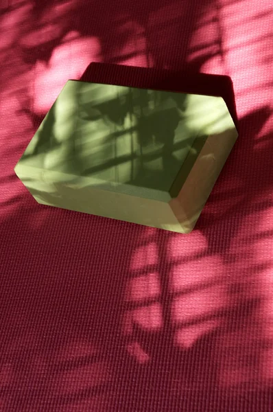 Розовый циновка зеленый блок с тенями окна — стоковое фото