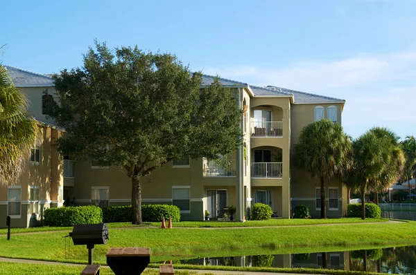 Edificio de apartamentos genérico en florida — Foto de Stock