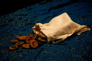 Kehanet runes mavi kumaş üzerine