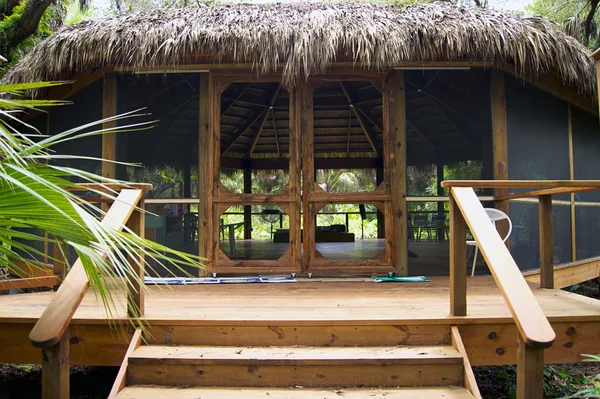 Stora tiki hut i florida park — Stockfoto