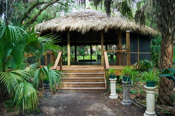 Edifício de cabana tiki no parque da Flórida — Fotografia de Stock