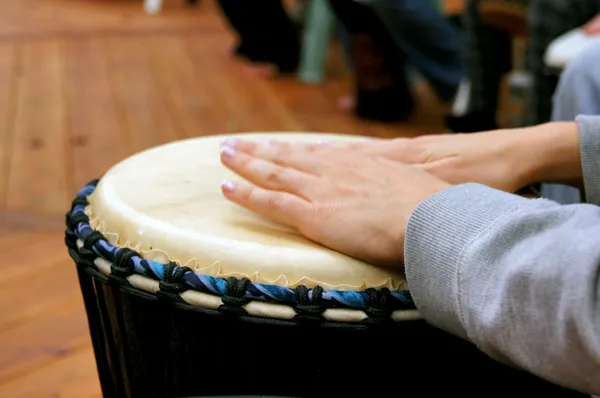 Tamburo cerchio donna mani — Foto Stock