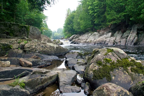 Vista Ángulo Bajo Sobre Grandes Rocas Hermosa Cascada Arroyo Que — Foto de Stock