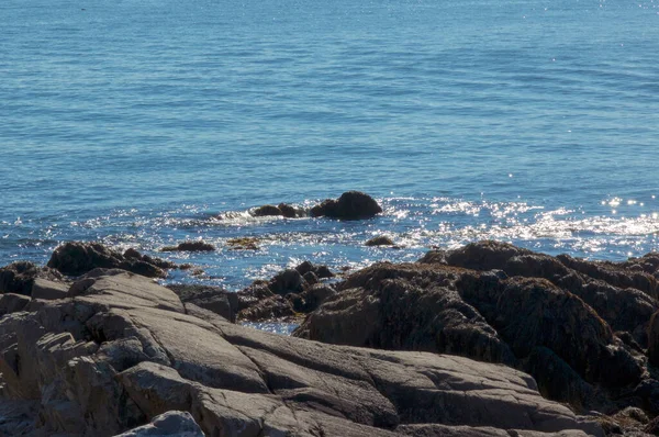 晴れた日に深い青い海が海と海が出会う大西洋の岩だらけの海岸の眺め — ストック写真