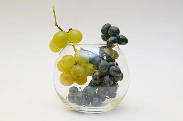 Raisins rouges et verts dans un vase en verre — Photo