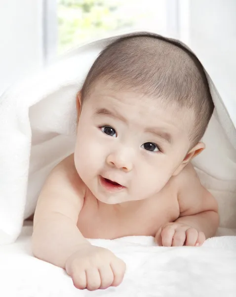 Asiatisches Baby mit Handtuch — Stockfoto