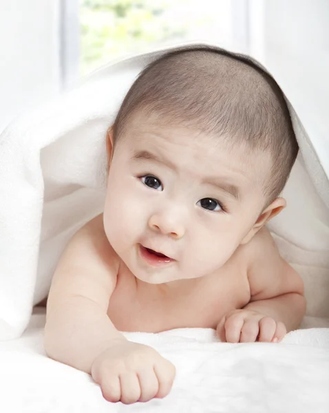 Aziatische baby met handdoek Stockfoto
