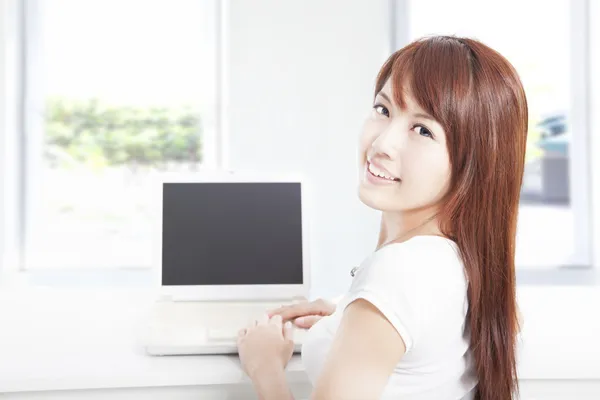 Mujer joven feliz usando el portátil en casa —  Fotos de Stock