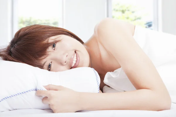 美しい女の子が寝室で眠り — ストック写真