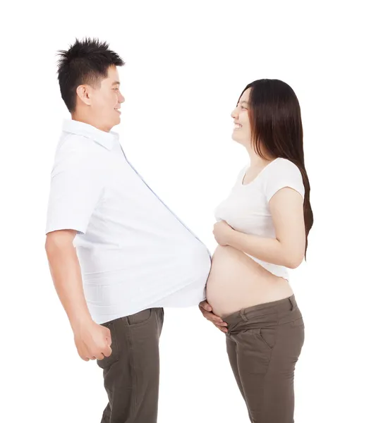 Mujer embarazada y hombre con el fútbol debajo de la camisa — Foto de Stock